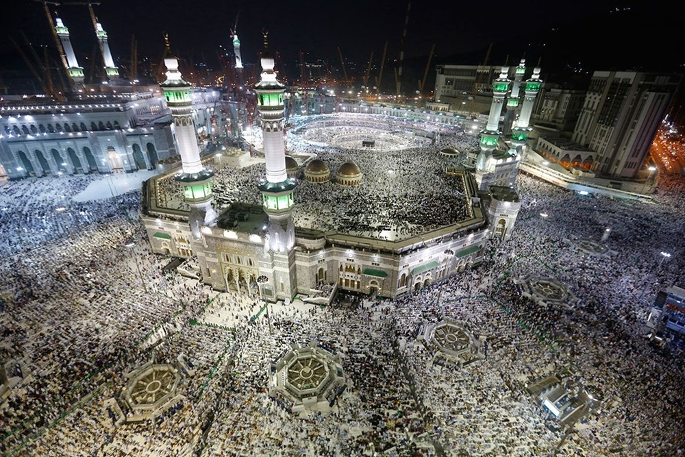  Thánh địa Mecca trong sự kiện thường niên năm 2014. Theo quan niệm truyền thống, người Hồi giáo cần về thánh địa Mecca ít nhất một lần trong đời để thực hiện nghi thức cầu nguyện phía trước Kaaba, địa điểm thiêng liêng nhất trong tôn giáo của họ. Kaaba nằm trong lòng Masjid al-Ḥarām, thánh đường Hồi giáo lớn và linh thiêng nhất thế giới. Ngày 11/9, ít nhất 107 người thiệt mạng và 238 người bị thương khi chiếc cần cẩu đổ sập xuống mái Đại thánh đường Hồi giáo lớn nhất thế giới ở đây.